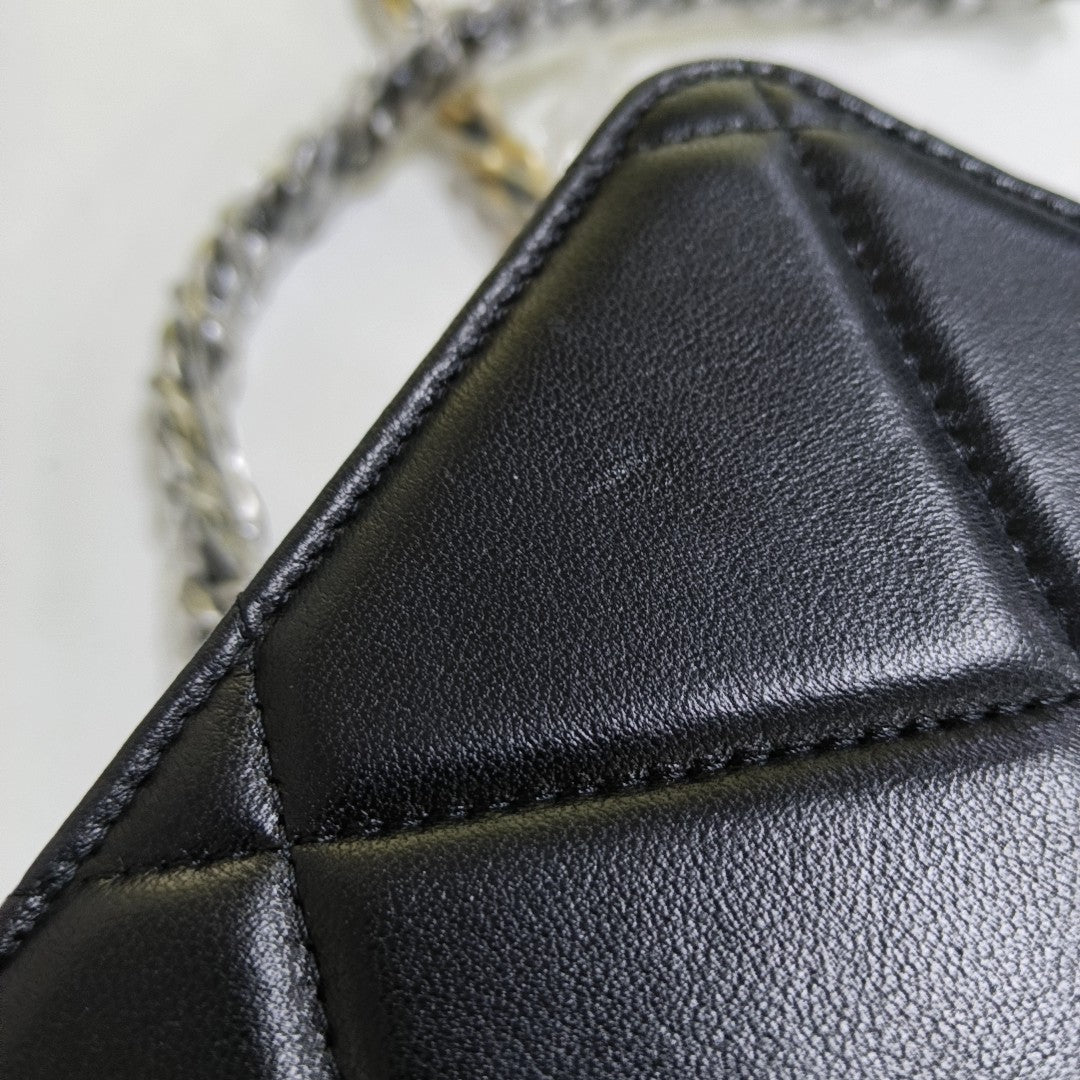 CHANEL 19 WOC Piel de Cordero Acolchada Negra