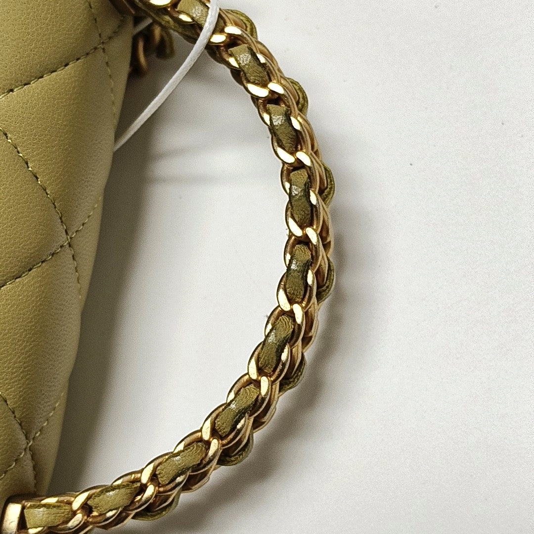Authenticated pre-owned  CLASSIC FLAP Quilted Lambskin Green - Shoulder Bag at Looply