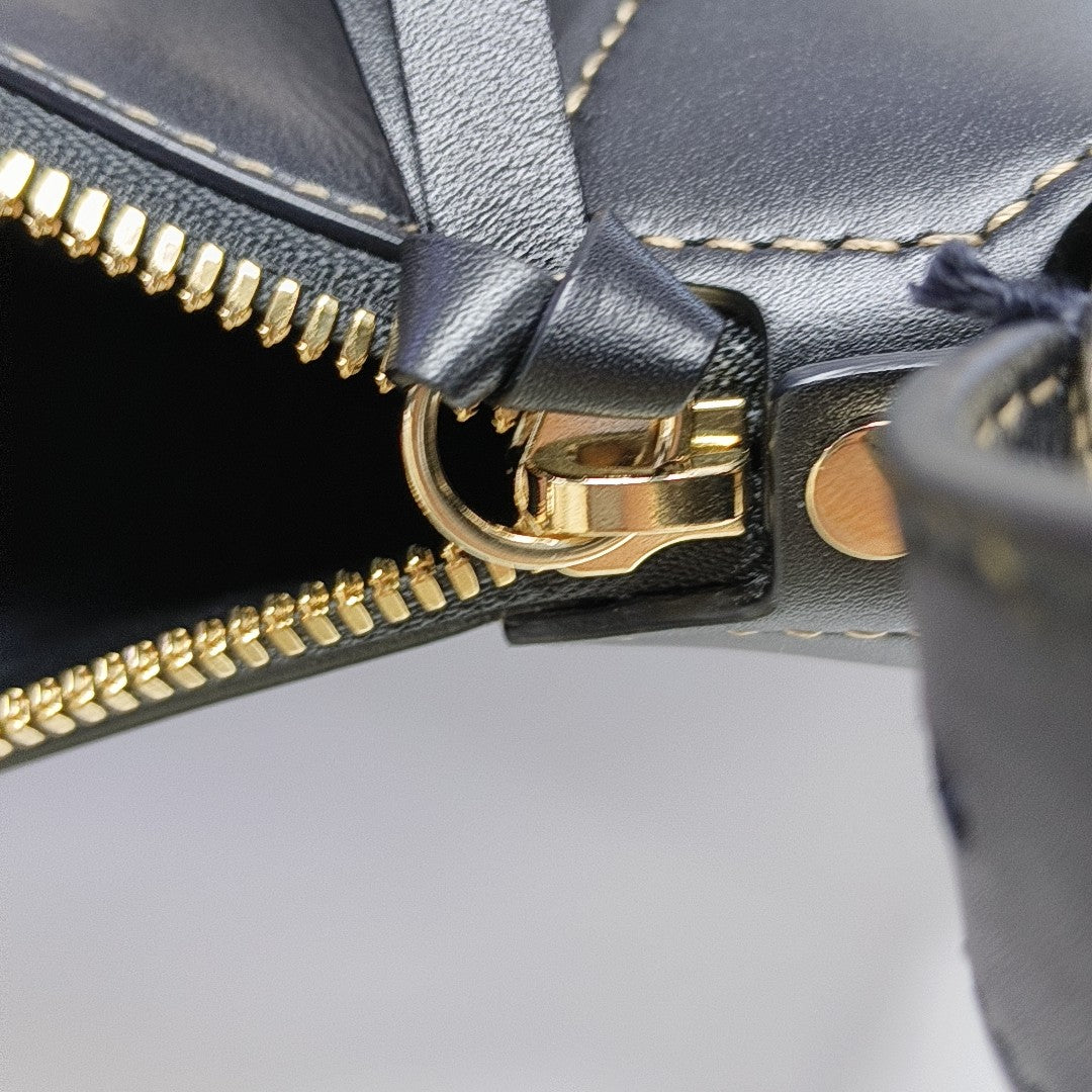 GG Emblem Medium Calfskin Black