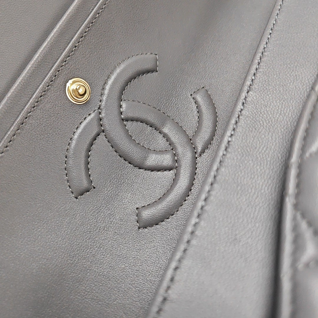 CLASSIC FLAP Medium Quilted Lambskin Gray