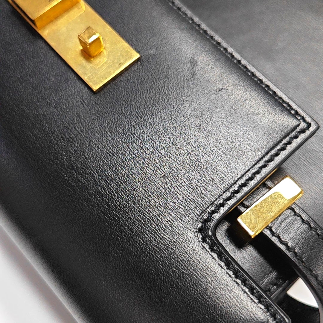 Authenticated pre-owned  MANHATTAN Small Calfskin Black - Shoulder Bag at Looply
