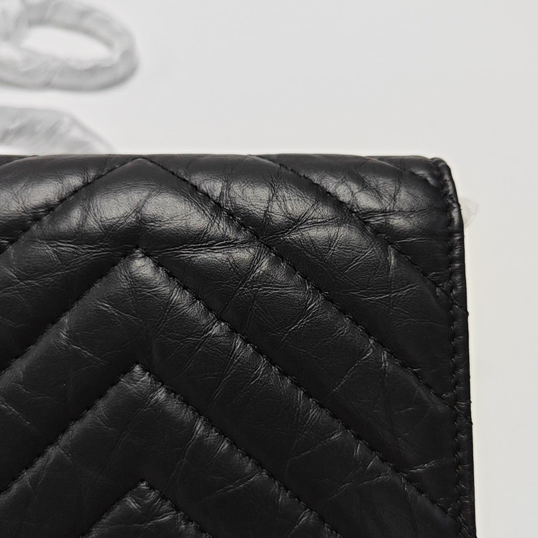 2.55 Chevron, piel de becerro acolchada negra