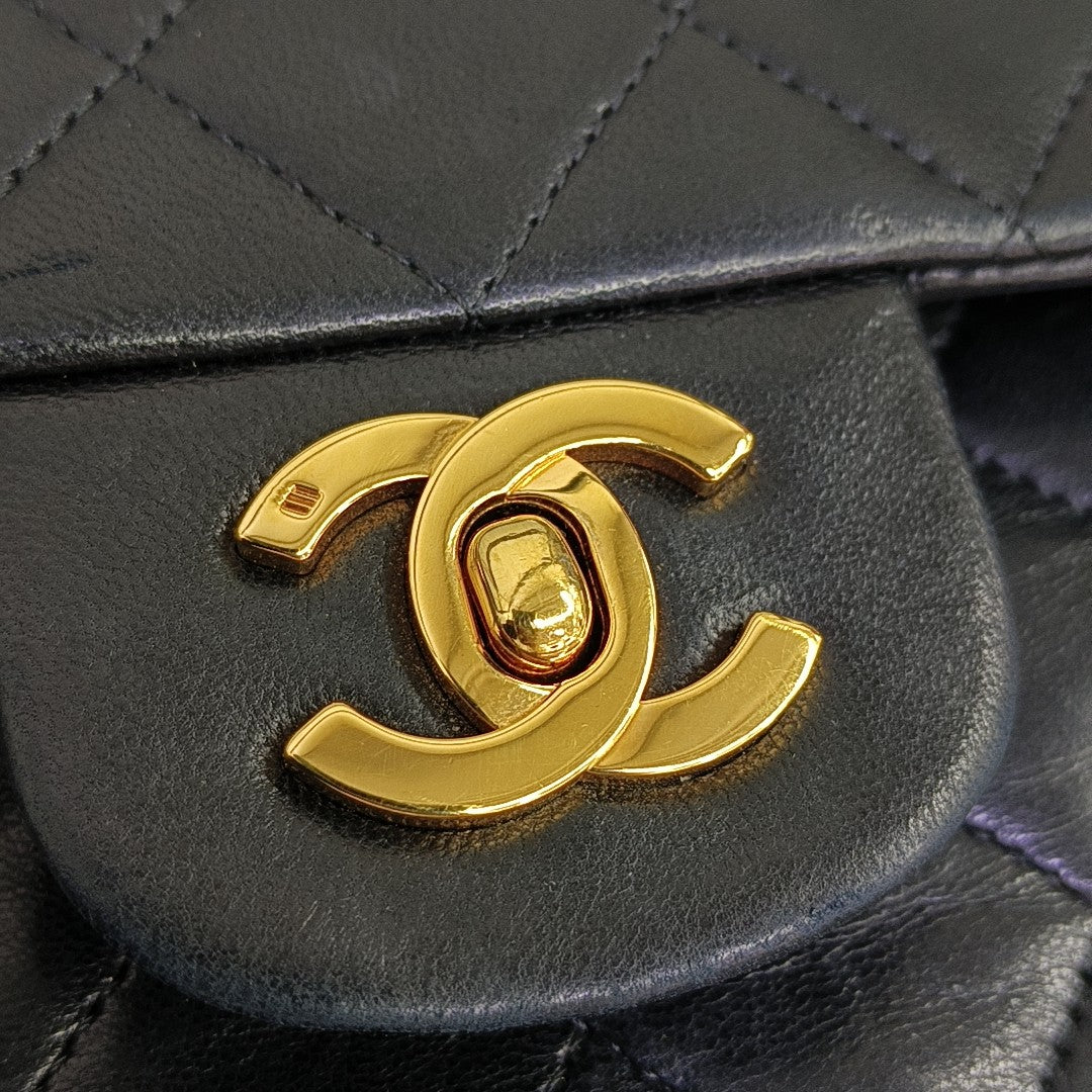 CLASSIC FLAP Medium Quilted Lambskin Black