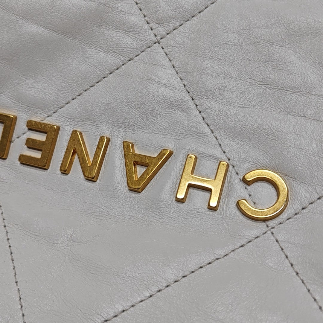 CHANEL 22 Piel de becerro acolchada grande blanca