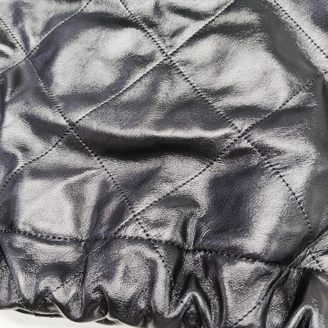 CHANEL 22 Medium Quilted Calfskin Black