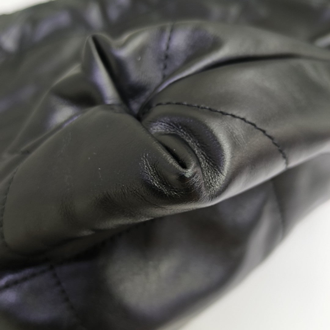 CHANEL 22 Medium Quilted Calfskin Black