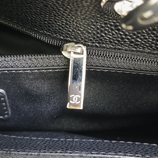 CHANEL GST Grande Piel de Becerro Granulada Acolchada Negra