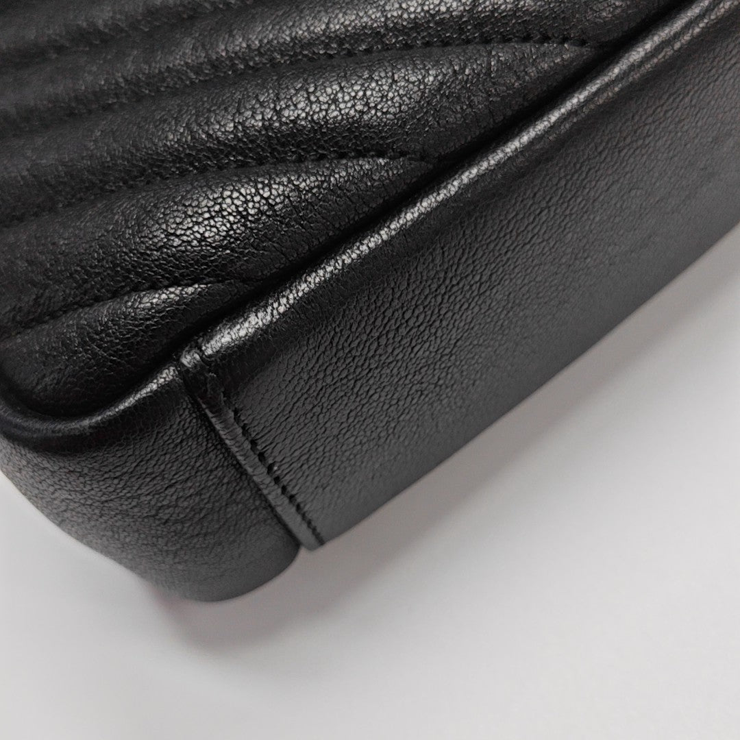 COLLEGE Medium Chevron Lambskin Black