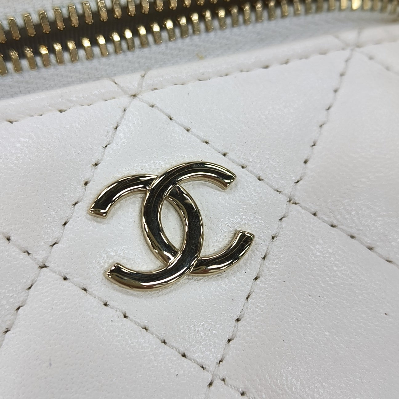 VANITY CASE Small Quilted Lambskin White