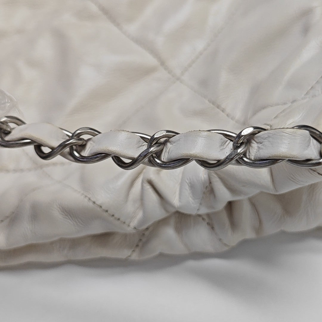 CHANEL 22 Medium Quilted Calfskin White