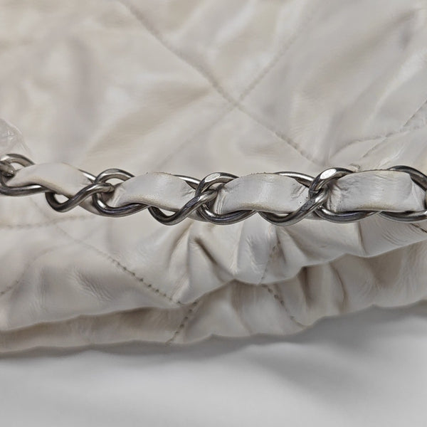 CHANEL 22 Medium Quilted Calfskin White