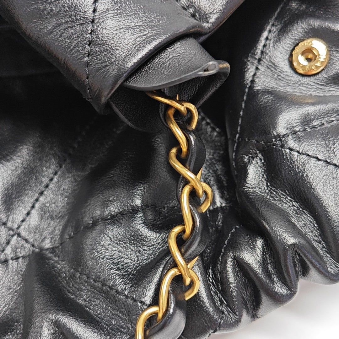 CHANEL 22 Medium Quilted Calfskin Black