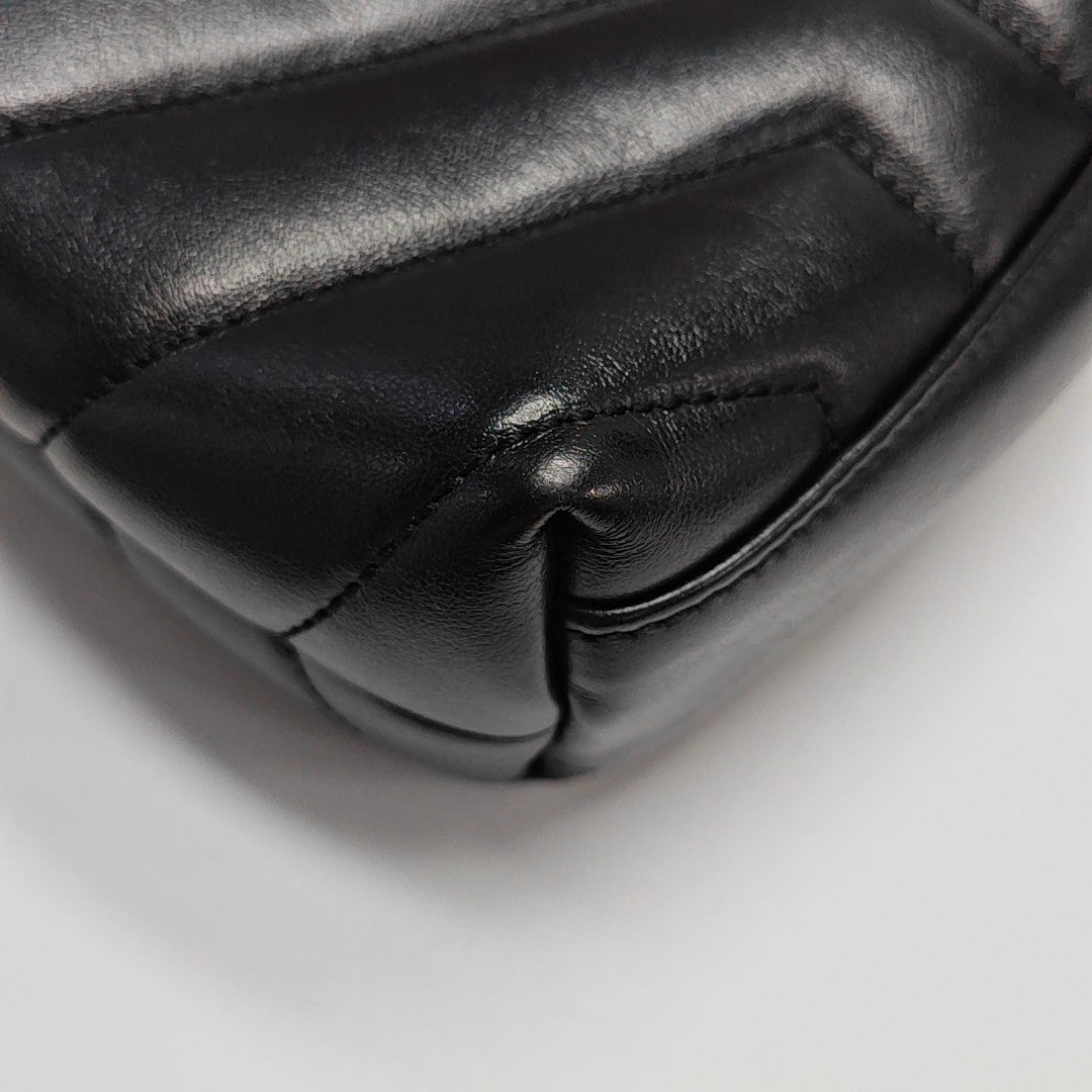 LOULOU Chevron de piel de becerro negra