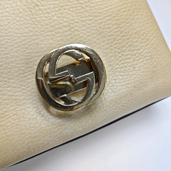Piel de becerro mini con G entrelazada Beige