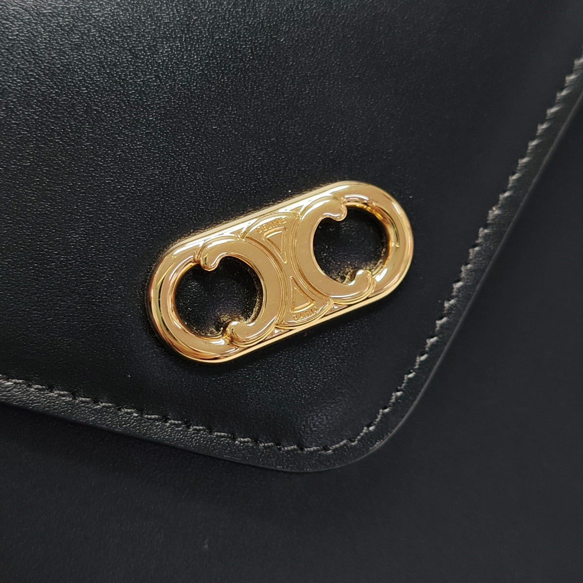 Authenticated pre-owned  TRIOMPHE Calfskin Black - Shoulder Bag at Looply