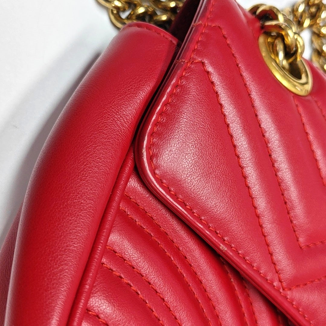 Authenticated pre-owned  GG Marmont Medium Quilted Calfskin Red - Shoulder Bag at Looply