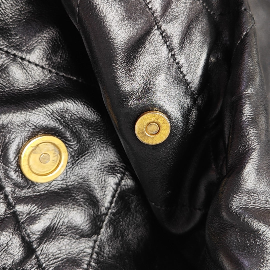 CHANEL 22 Medium Quilted Calfskin Black