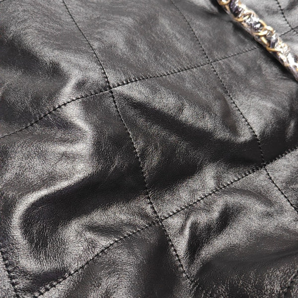 CHANEL 22 Piel de becerro acolchada grande negra