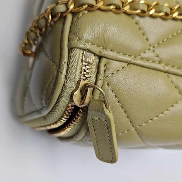 Authenticated pre-owned  VANITY CASE Quilted Lambskin Green - Shoulder Bag at Looply