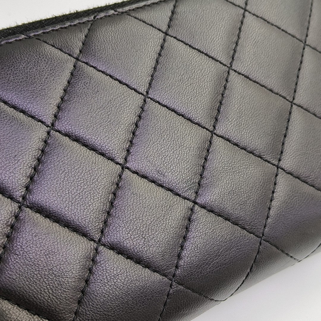 Monedero negro CLASSIC FLAP pequeño de piel de cordero acolchada