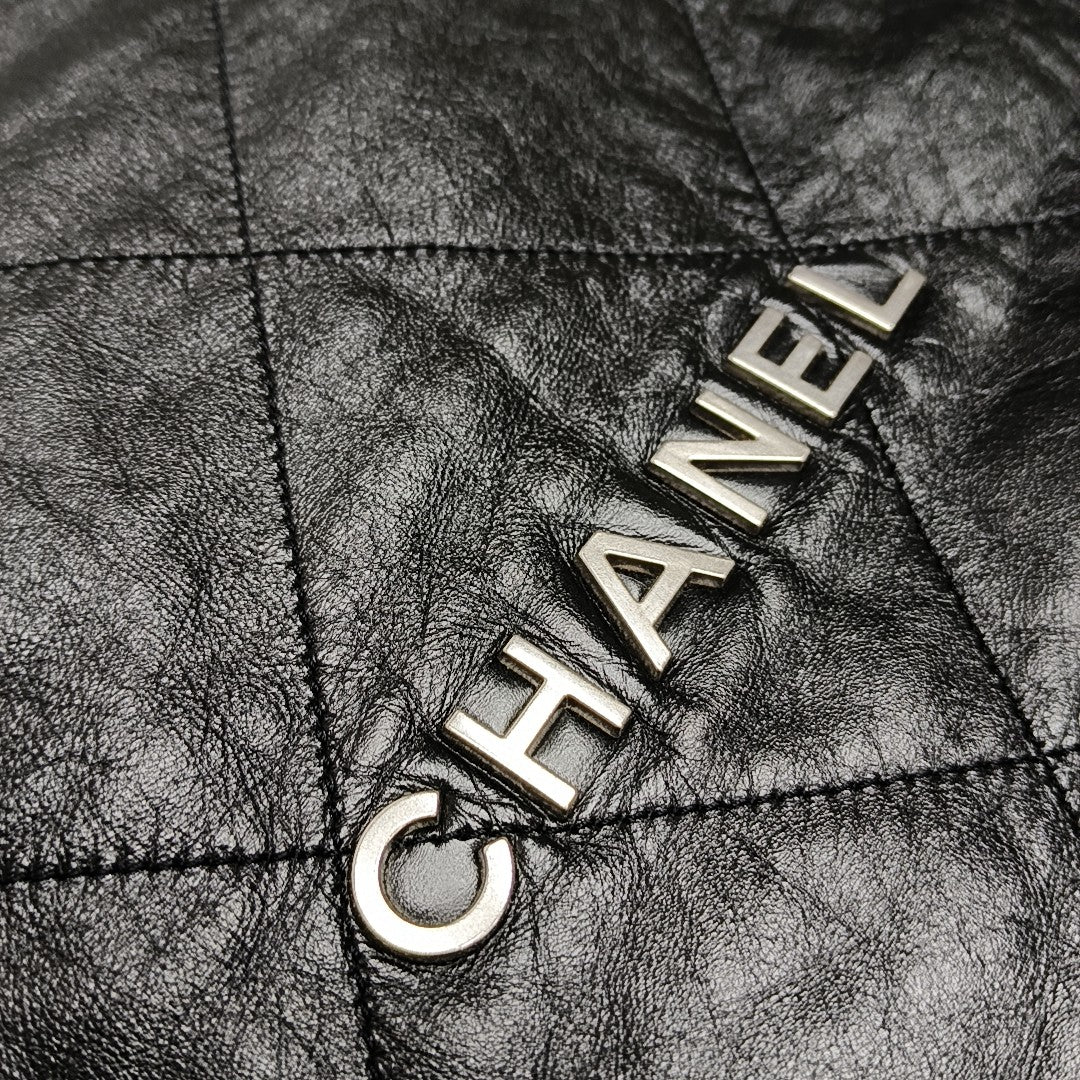 CHANEL 22 Medium Quilted Calfskin Black