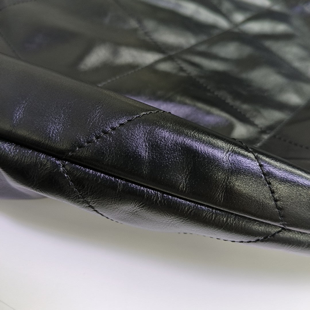 CHANEL 22 Medium Quilted Calfskin Black