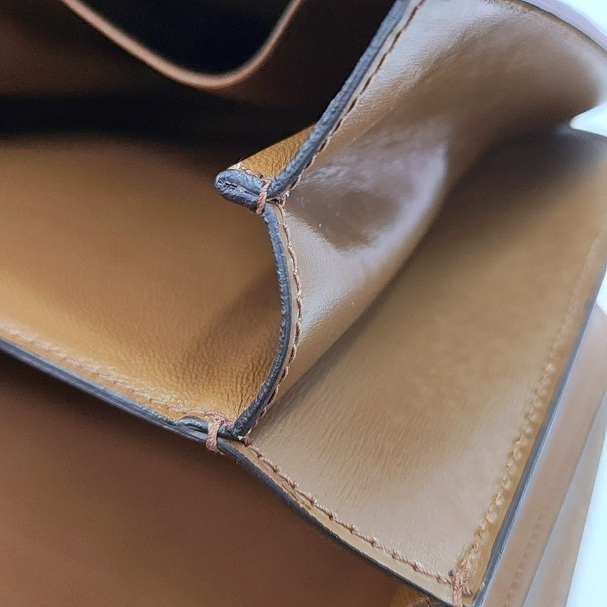 Authenticated pre-owned  CLASSIC BOX Medium Calfskin Brown - Shoulder Bag at Looply