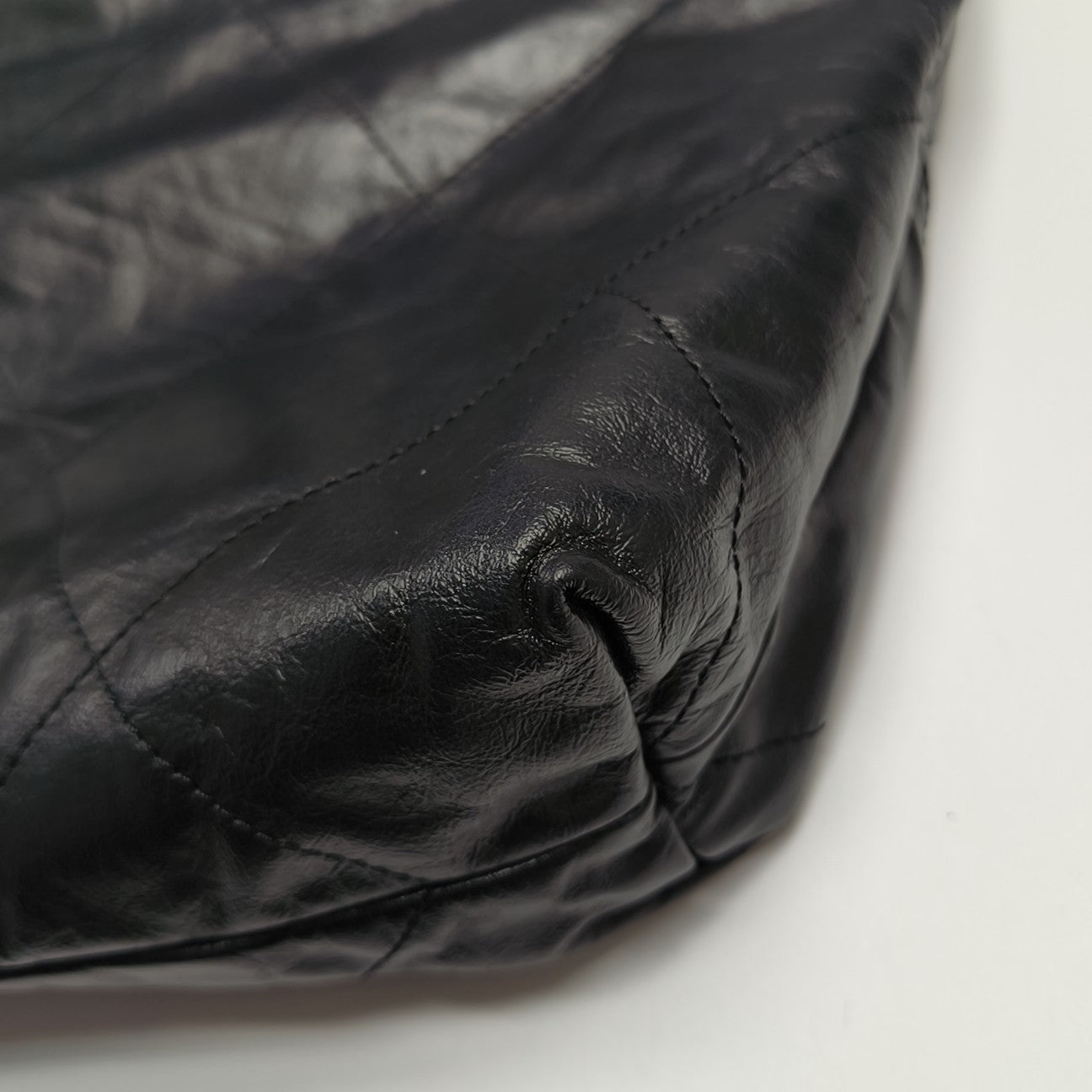 CHANEL 22 Medium Quilted Calfskin Black