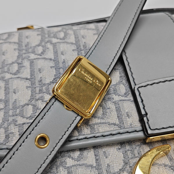 30 Montaigne Oblique Canvas Gray