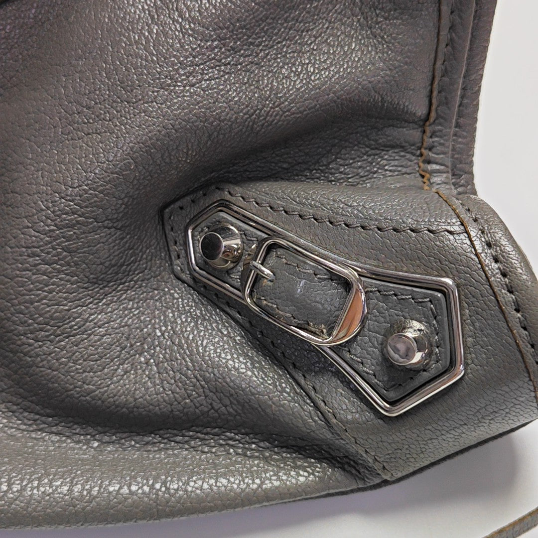 Bolso Classic Metallic Edge City Mediano de Piel de Cordero Gris