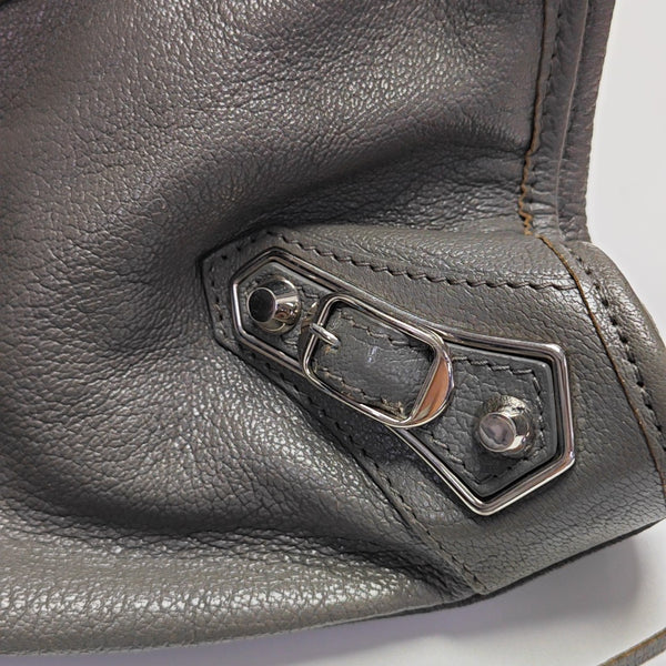 Bolso Classic Metallic Edge City Mediano de Piel de Cordero Gris