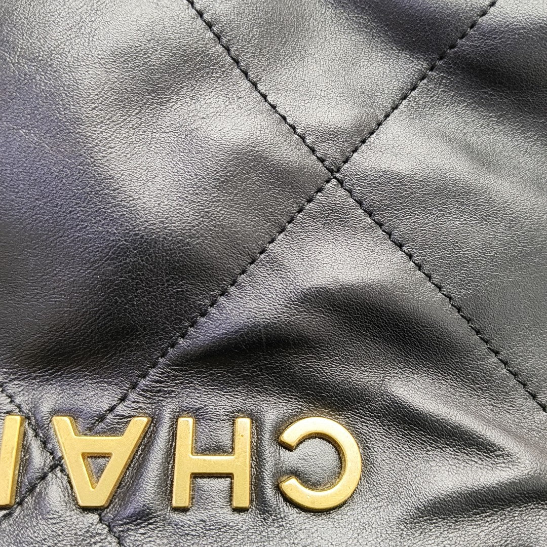 CHANEL 22 Piel de becerro acolchada pequeña negra