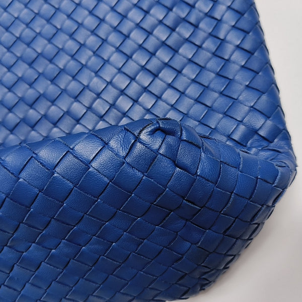 Cesta de piel de cordero azul