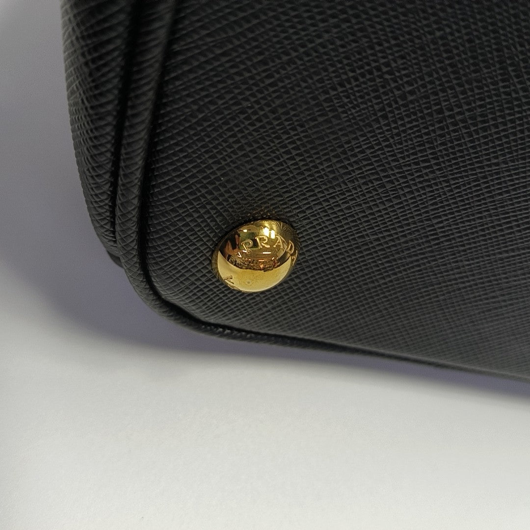 Galleria Medium Saffiano Calfskin Black