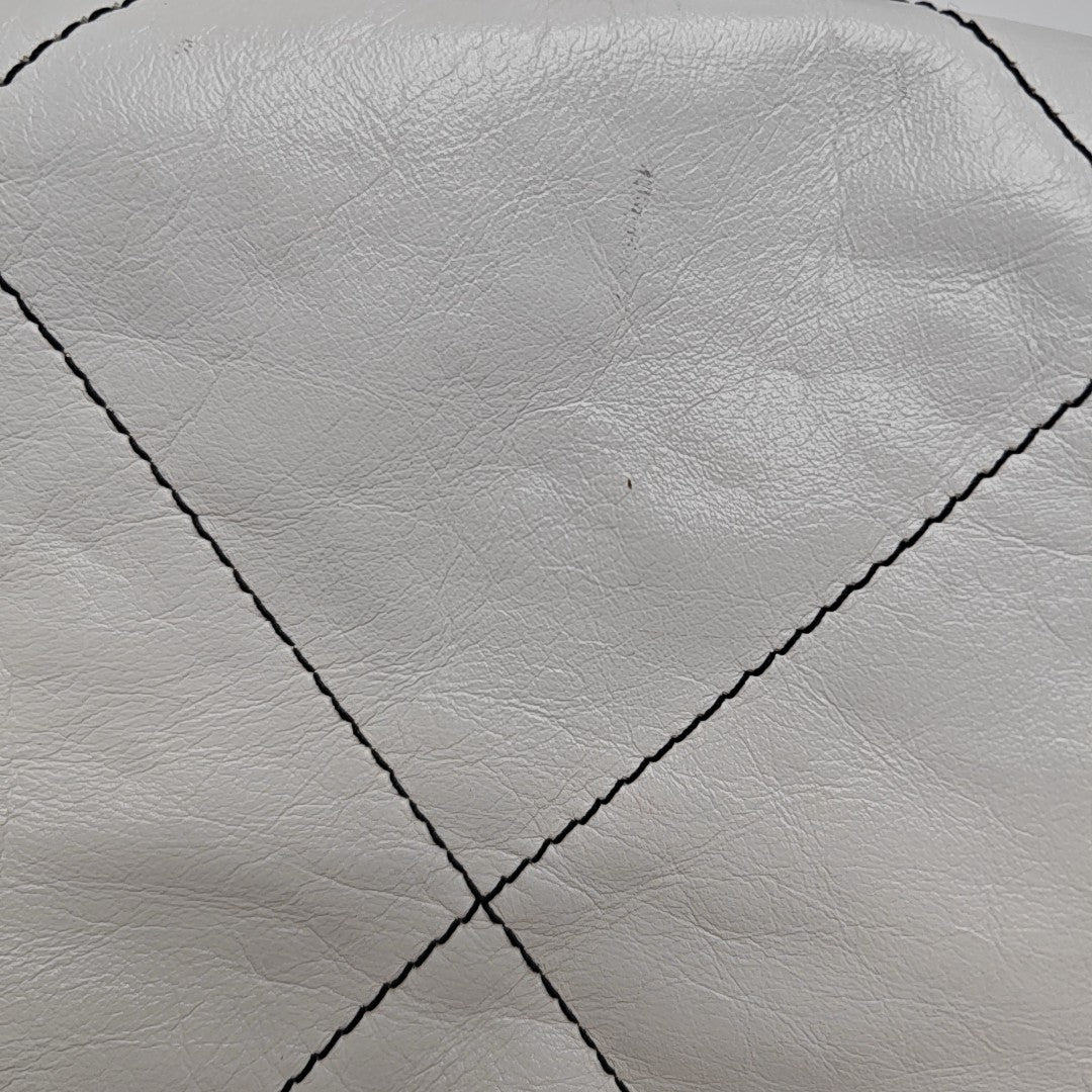 CHANEL 22 Mediano Piel de becerro acolchada Blanco