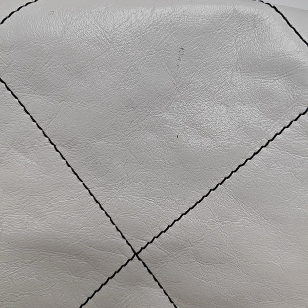 CHANEL 22 Mediano Piel de becerro acolchada Blanco