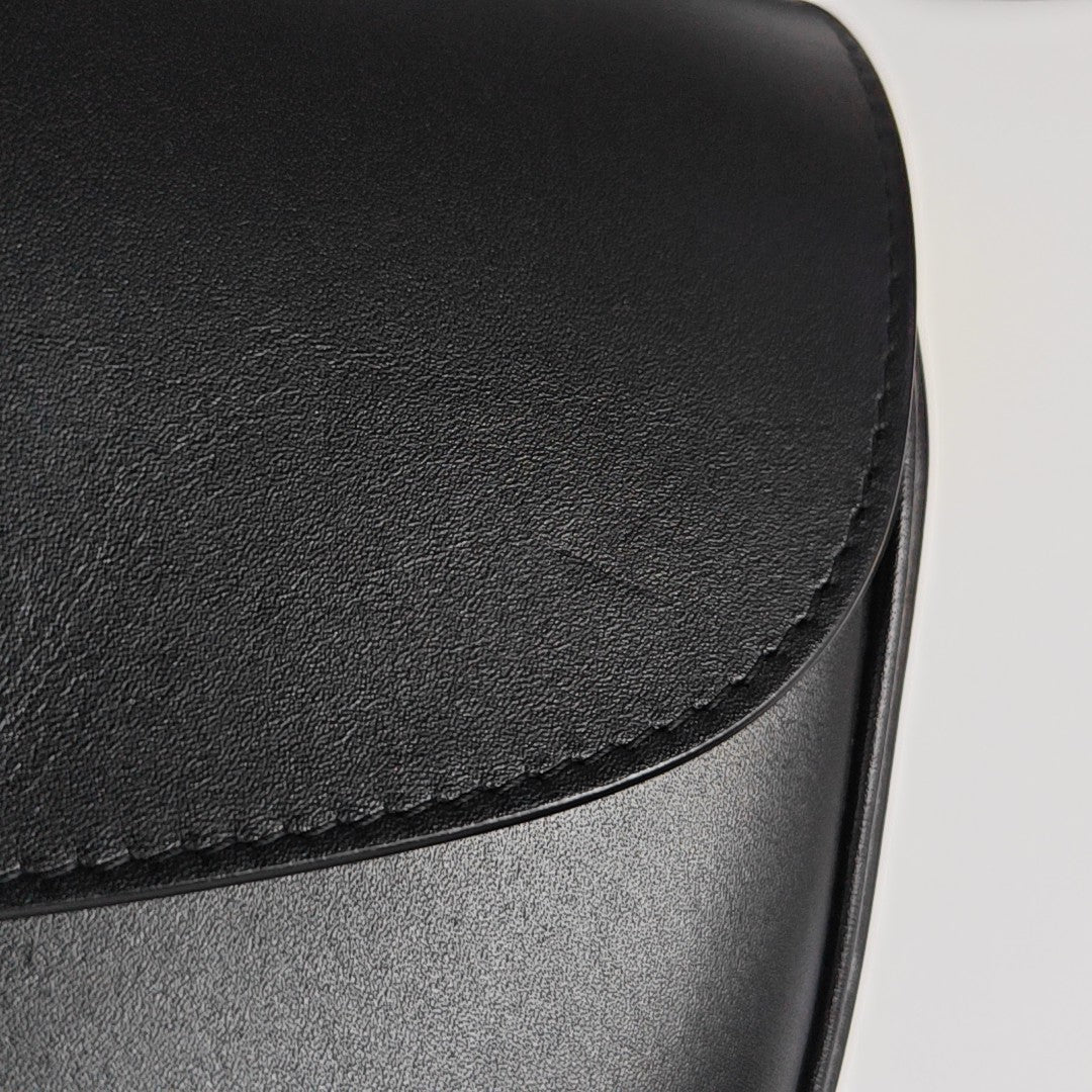 Bobby Medium Calfskin Black