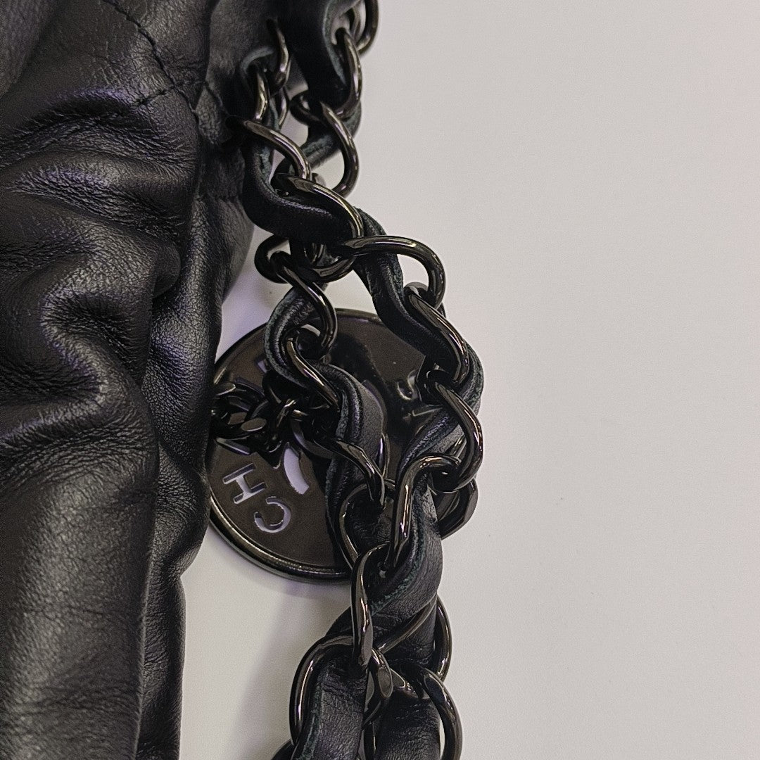 CHANEL 22 Medium Quilted Calfskin Black