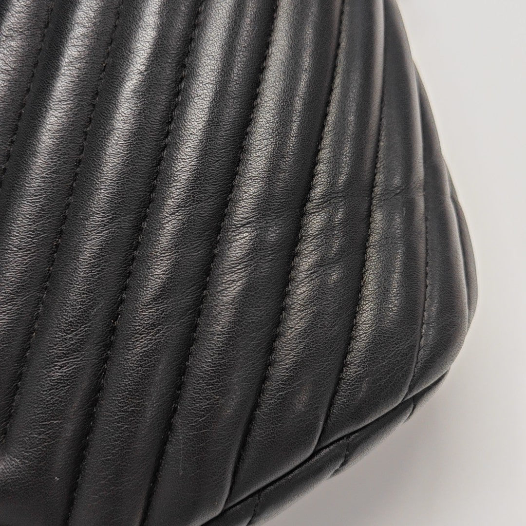 URBAN SPIRIT Small Chevron Calfskin Black