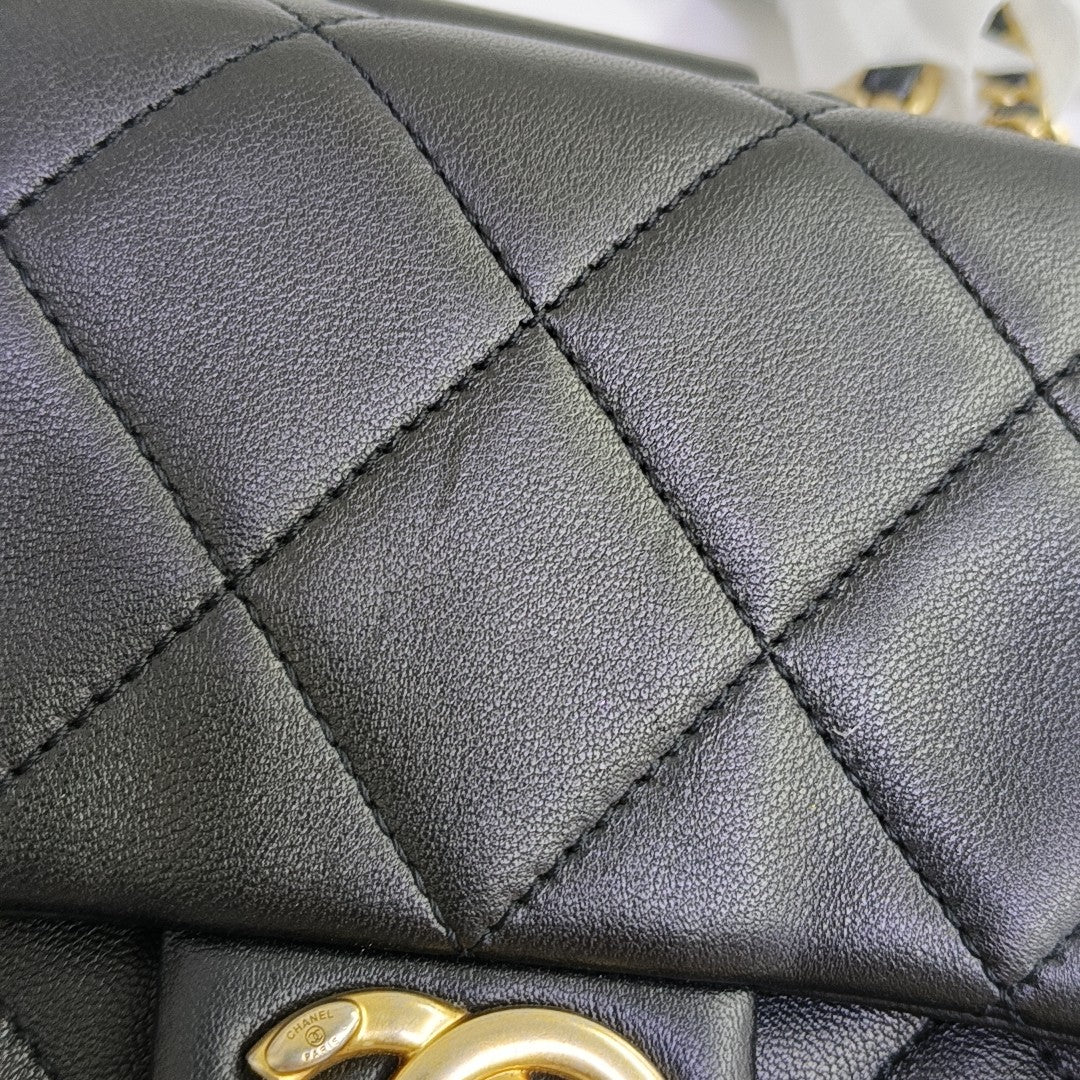 IN THE LOOP Small Quilted Lambskin Black