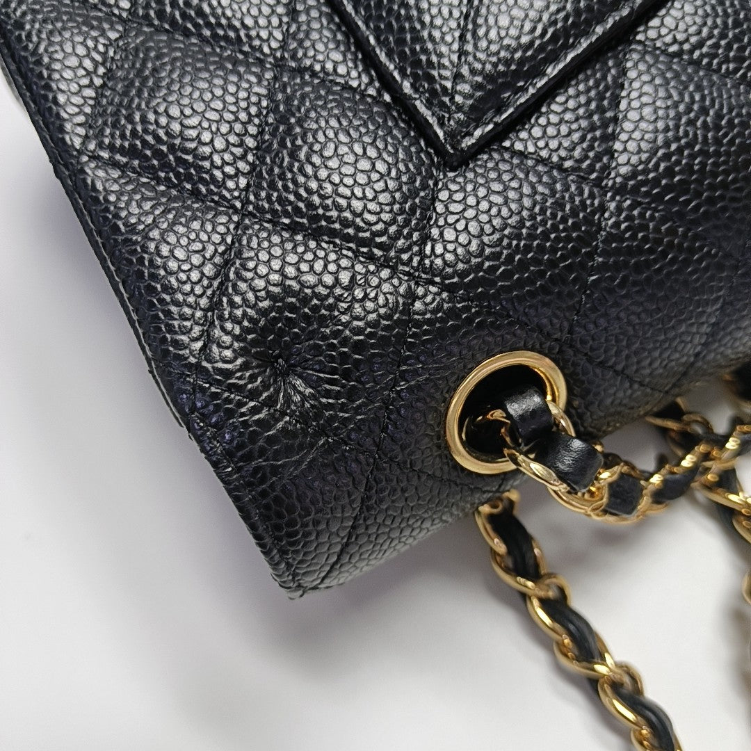 CLASSIC FLAP Medium Quilted Grained Calfskin Black