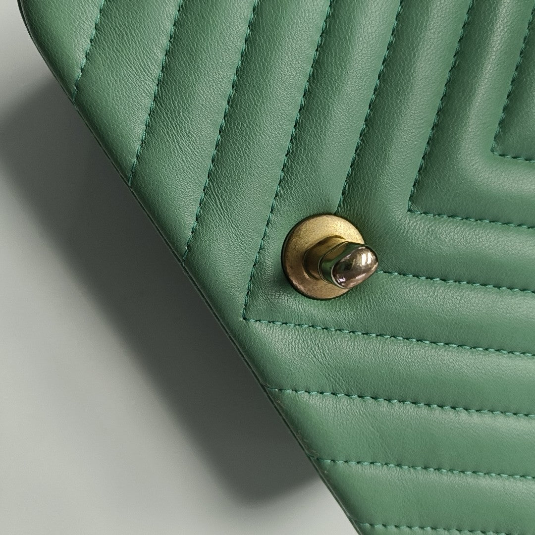 CLASSIC FLAP Mini Chevron Calfskin Green