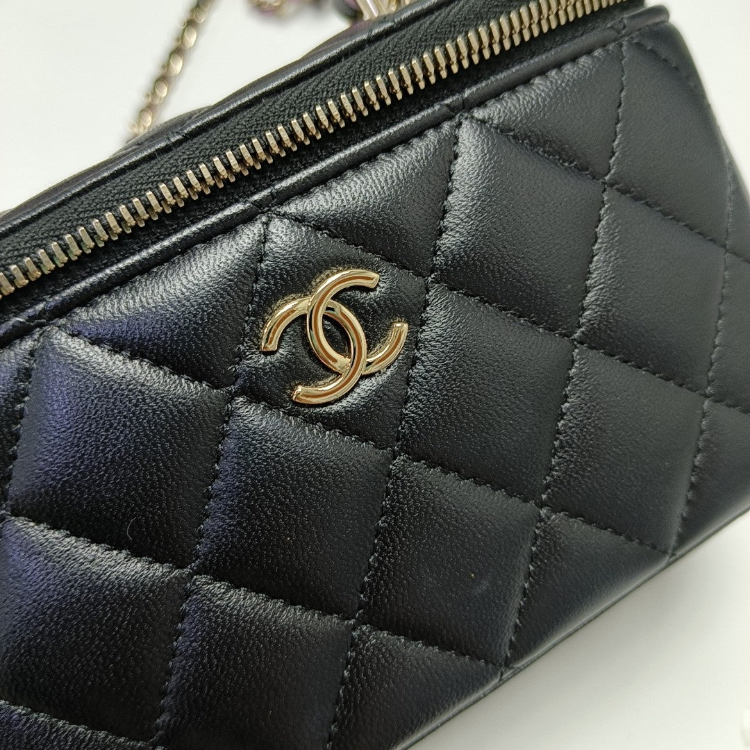 VANITY CASE Medium Quilted Lambskin Black