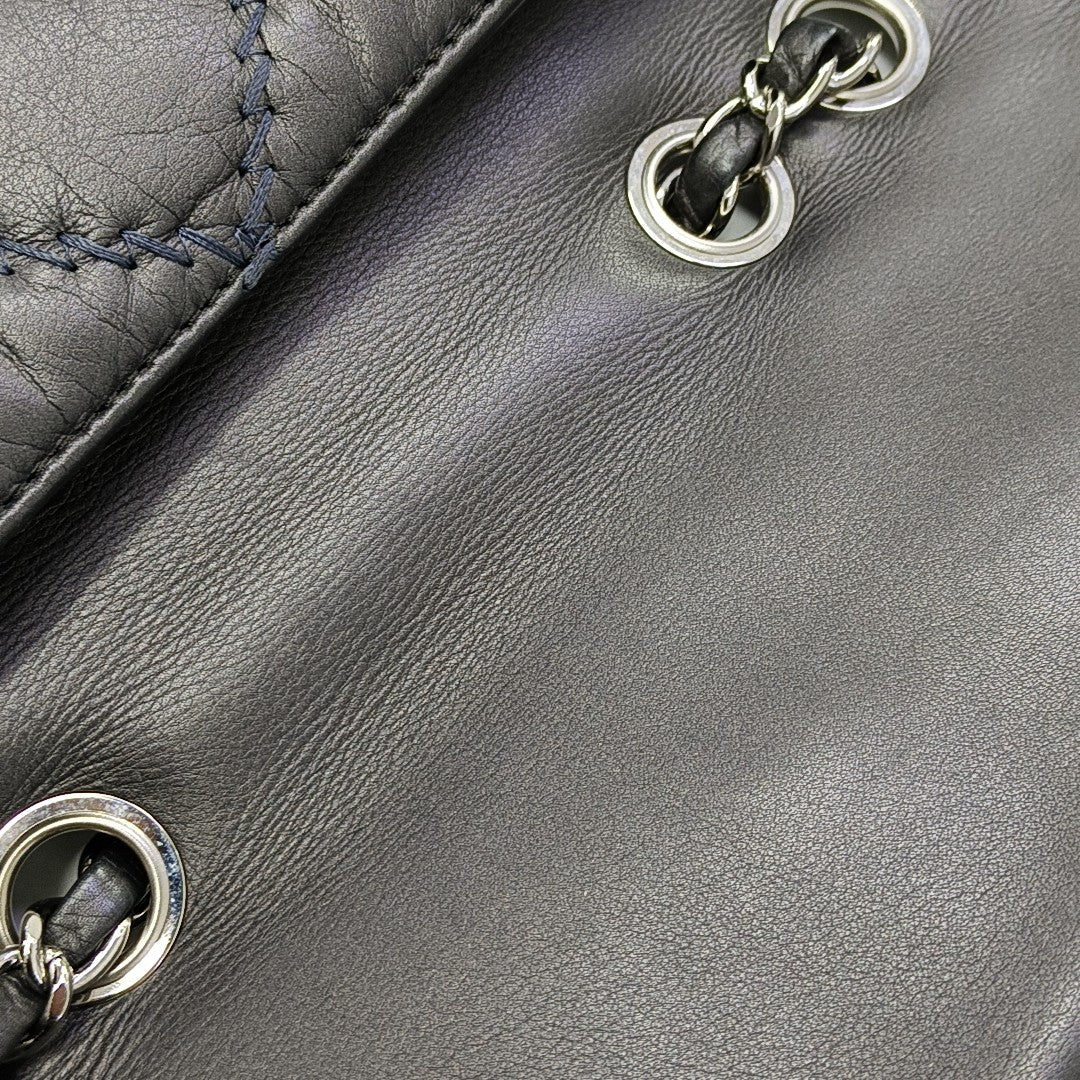 Authenticated pre-owned  CLASSIC FLAP Medium Quilted Calfskin Grey - Shoulder Bag at Looply