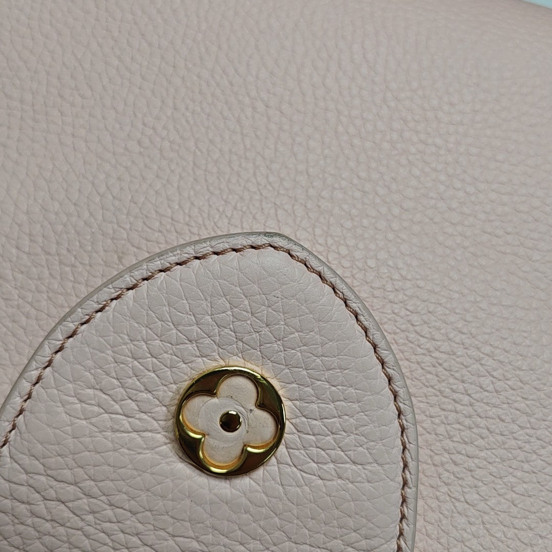 Authenticated pre-owned  CAPUCINES PM Calfskin Pink - Shoulder Bag at Looply