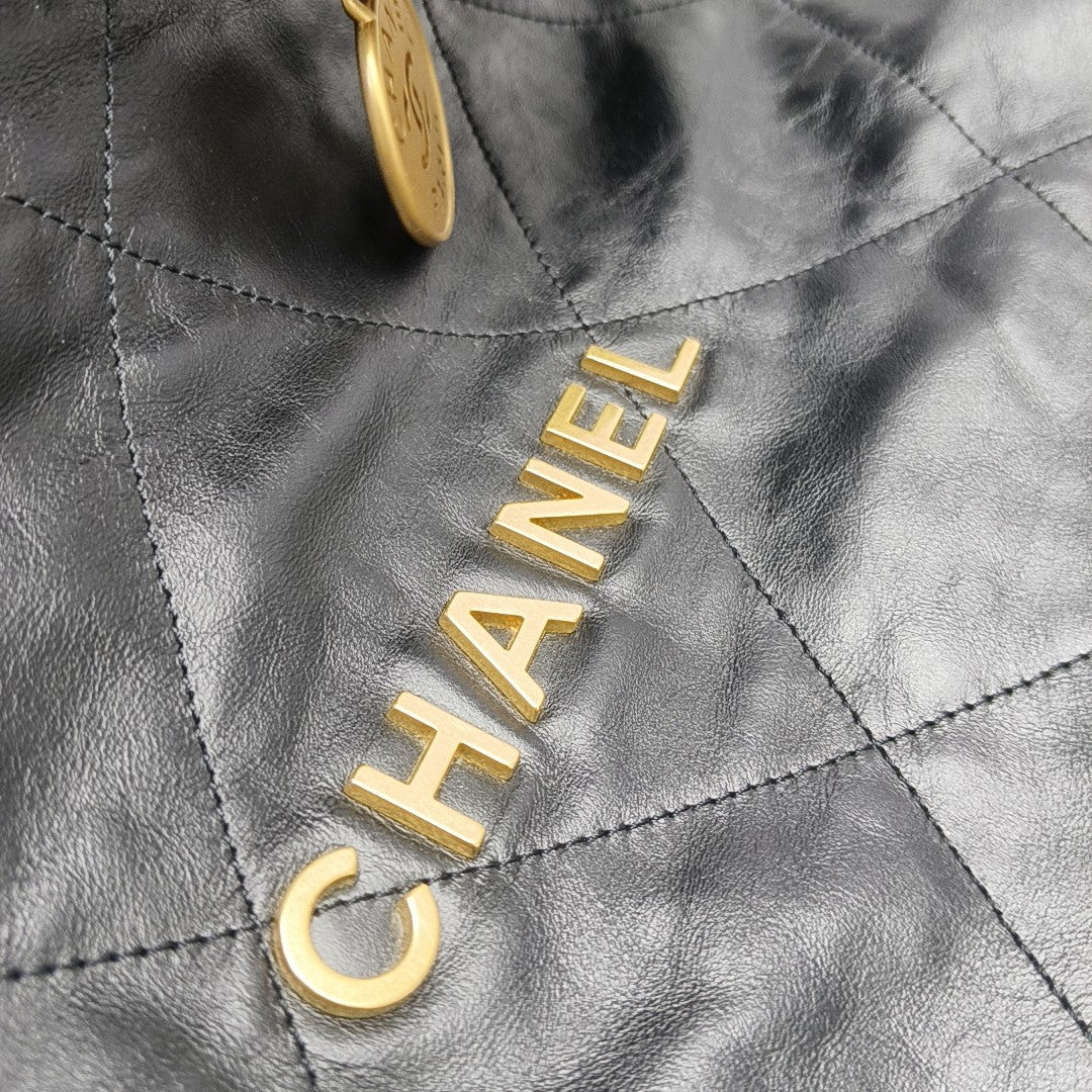 CHANEL 22 Medium Quilted Calfskin Black