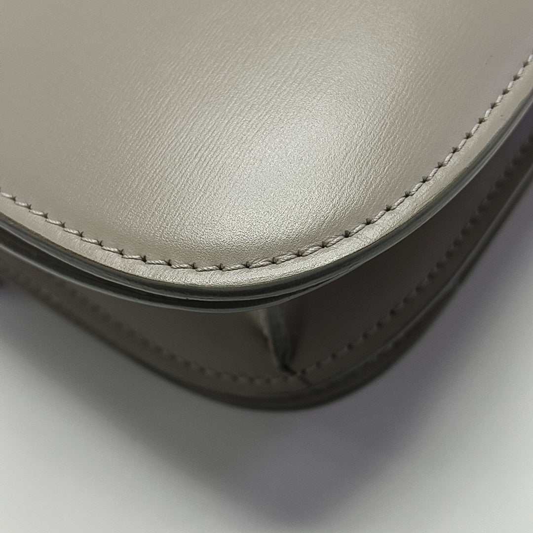 CLASSIC BOX Medium Calfskin Gray