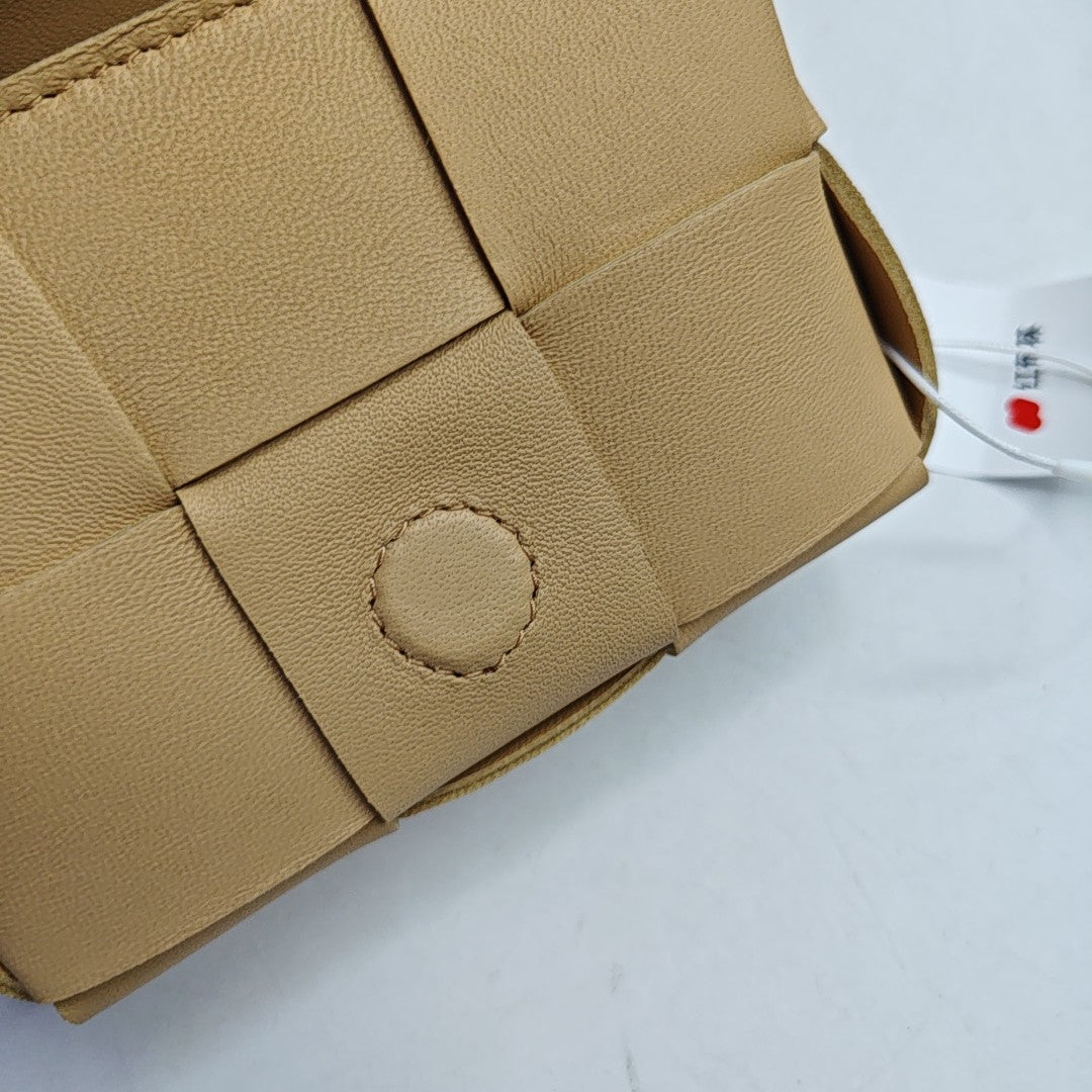 Cassette de piel de cordero mini beige