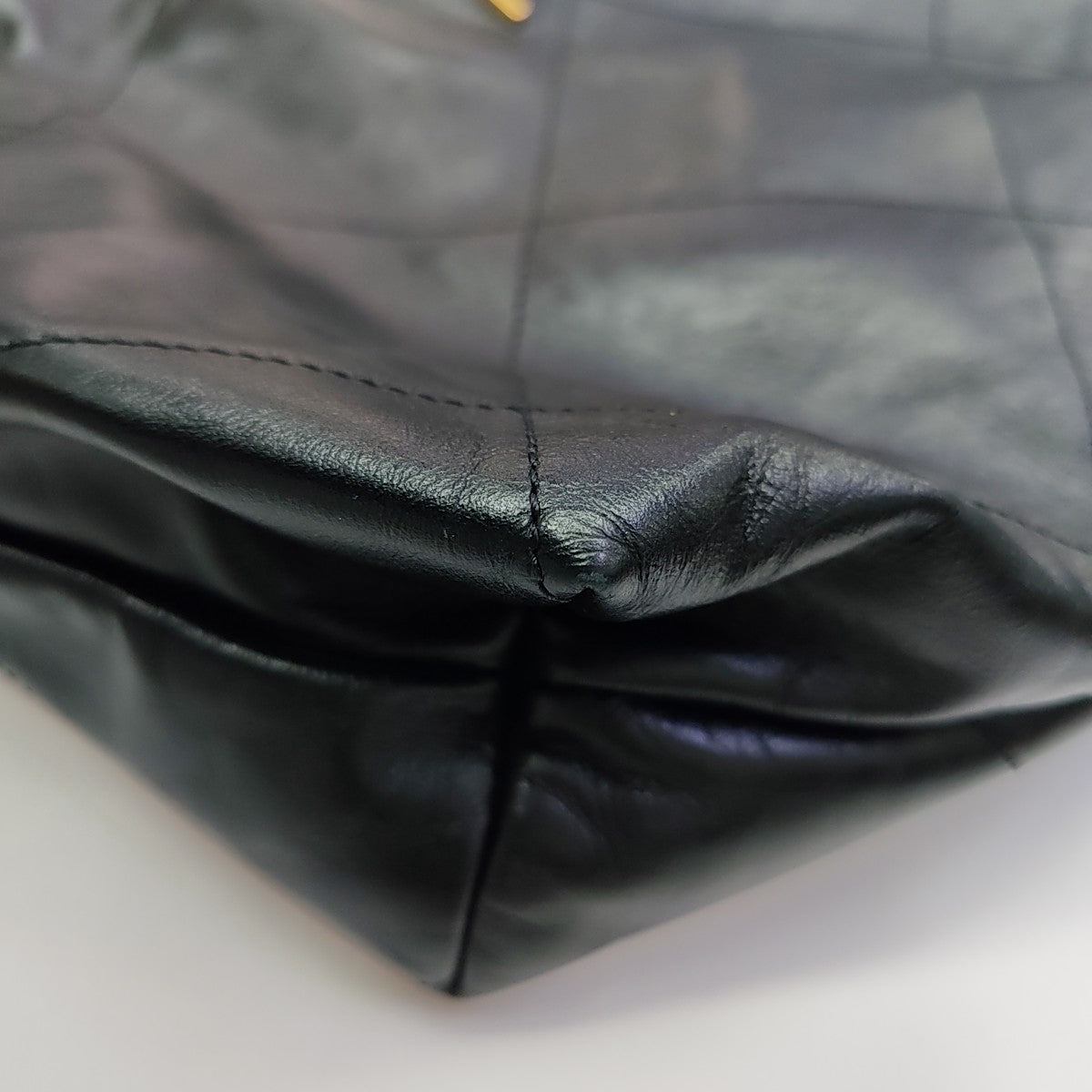 CHANEL 22 Medium Quilted Calfskin Black