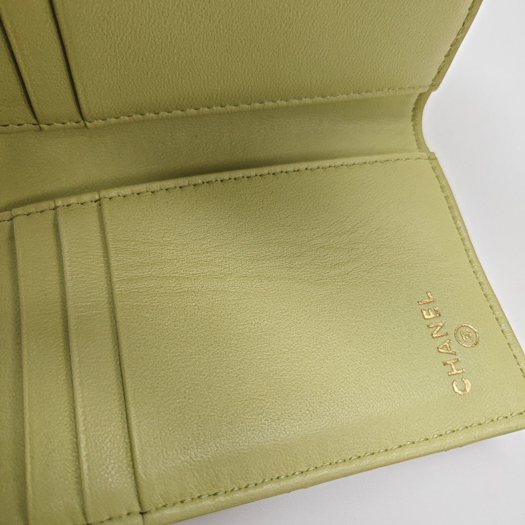 Cartera Clásica con Solapa de Piel de Cordero Acolchada Verde